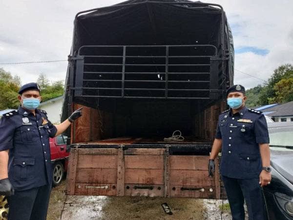 Zulkifli (kiri) bersama Joehany Fitry menunjukkan kenderaan perdagangan yang digunakan suspek.