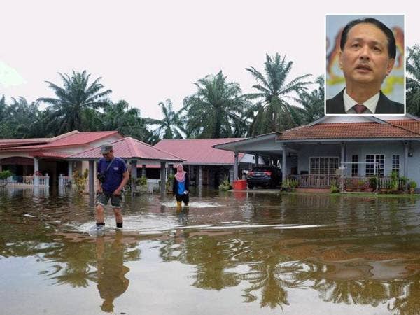 Mangsa banjir disarankan untuk sentiasa menjaga kebersihan diri dan pusat penempatan sementara. Gambar kecil: Dr Noor Hisham