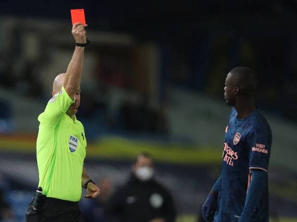 Pepe dilayangkan kad merah ketika Arsenal menentang Leeds United di Elland Road, awal pagi tadi.