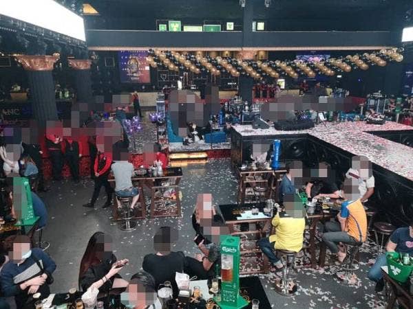 231 individu dikompaun kerana melanggar PKPB di sebuah pusat hiburan malam semalam.
