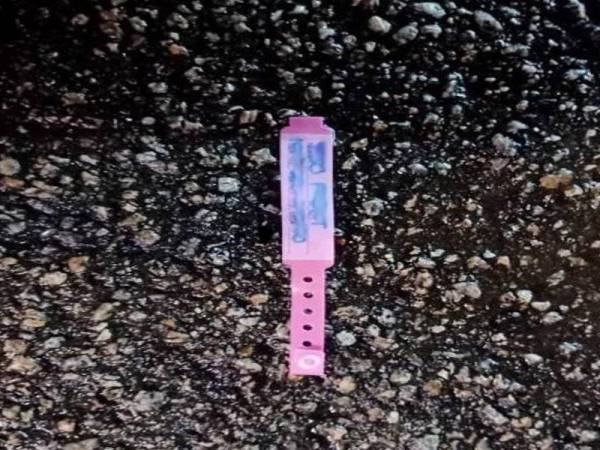 Jabatan Kesihatan Negeri Johor mengesahkan gelang merah jambu ditemui berhampiran sebuah kedai di Desaru Utama dekat Kota Tinggi adalah milik petugas di Pejabat Kesihatan Daerah Kota Tinggi.