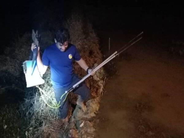 Anggota penguat kuasa Jabatan Perikanan Kelantan merampas peralatan menangkap menggunakan teknik haram secara renjatan elektrik yang ditinggalkan di lokasi serbuan.