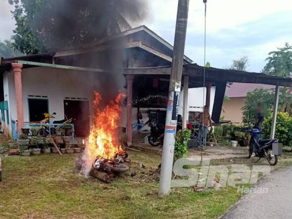 Suspek bertindak membakar motosikalnya dalam kejadian di Paya Keladi Hujung petang semalam.