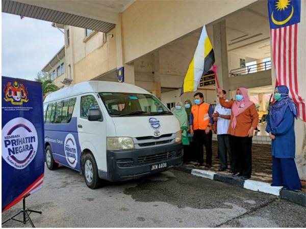 Wan Norashikin melakukan simbolik pelepasan Kembara Prihatin Negara (KPN) peringkat Negeri Perak hari ini.