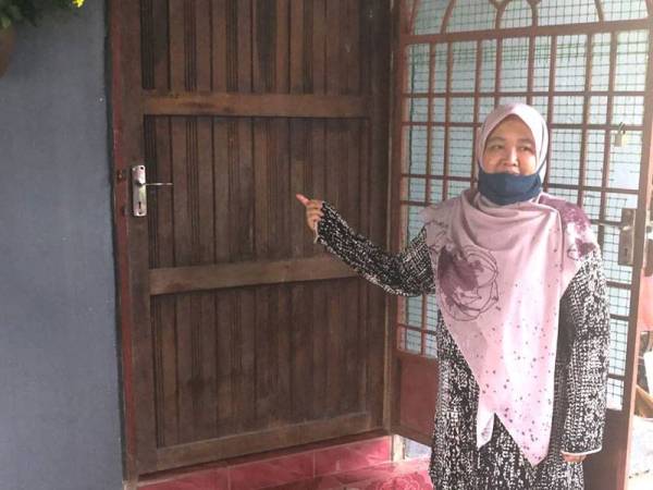 Zakiah mendakwa anaknya terdengar bunyi ketukan pada pintu bahagian dapur rumahnya awal pagi tadi.