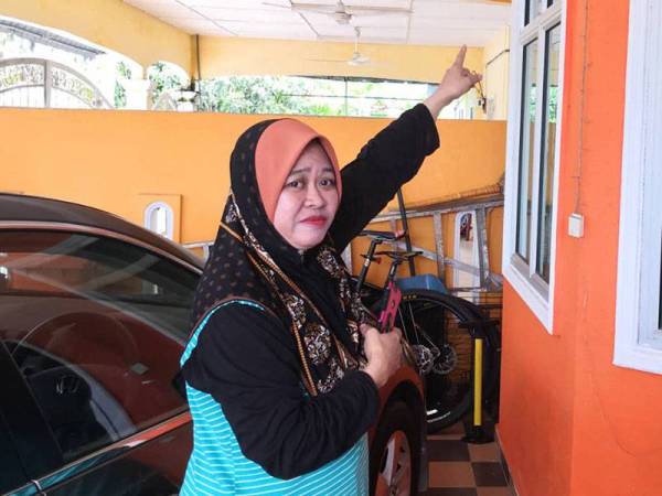 Rohayu menunjukkan bunyi objek seakan dibaling berhampiran tingkap bilik tidur rumahnya.