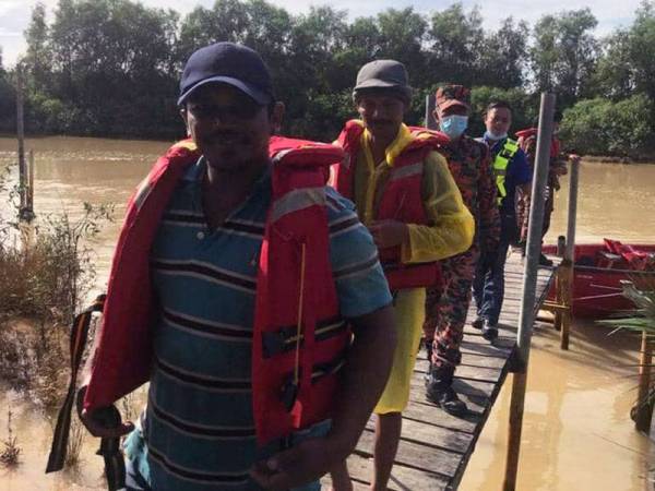 Khairul Azmin (depan) dan Johari berjaya ditemukan dalam keadaan selamat tidak jauh dari Jeti Pengkalan Nelayan Sungai Rambai pagi tadi.