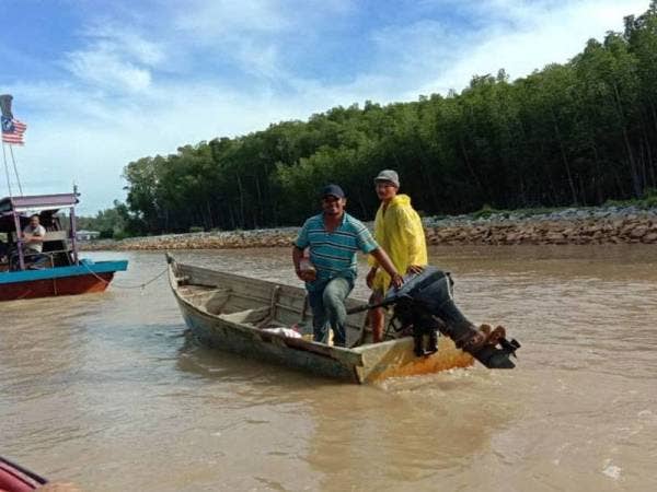 Johari (kanan) dan rakannya Khairul Azmin (kiri) terkandas lebih 15 jam di tengah laut selepas bot fiber yang dinaiki mereka kehabisan minyak.