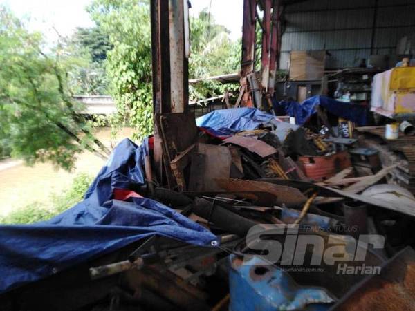 Lokasi bengkel bersebelahan sungai.