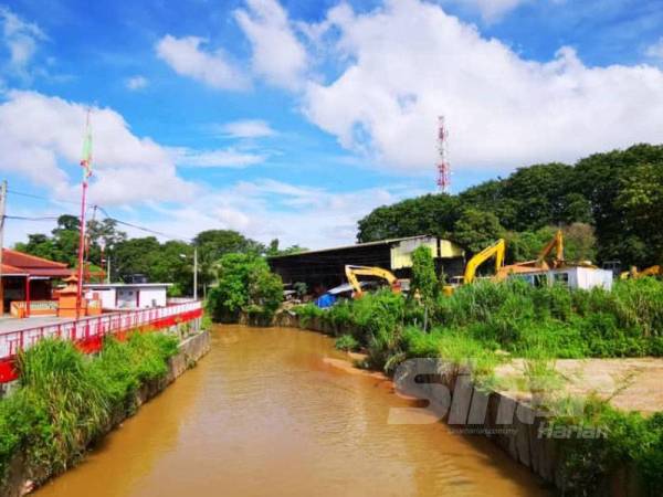 Lokasi struktur haram yang terletak di Sungai Rawang di Kampung Dato Lee Kim Sai.