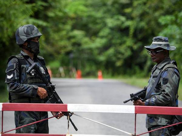 Anggota Pasukan Gerakan Am (PGA) dilihat sedang mengawal ketat Pos Sekatan Jalan Raya Taman Radzi ketika Ketua Polis Negara, Tan Sri Abdul Hamid Bador melawat kawasan berlakunya tembakan keatas seorang anggota Pasukan Gerakan Am (PGA) yang bertugas di sempadan Malaysia-Thailand yang maut dipercayai ditembak, awal pagi tadi.