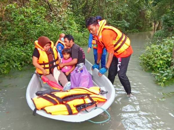 Rohana bersama suami dan anaknya menaiki bot yang disediakan oleh APM untuk pulang ke rumahnya selepas membuat pemeriksaan kandungan di klinik berhampiran di Pasir Puteh hari ini.