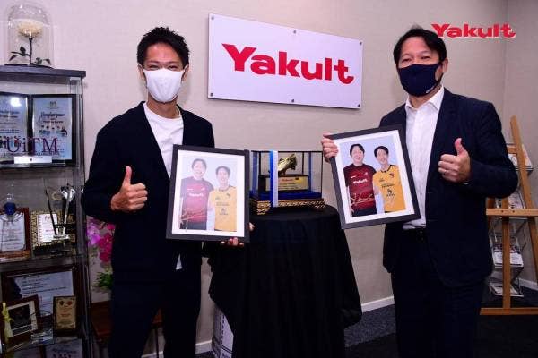 Hamada (kanan) bergambar bersama Nakatake di Shah Alam semalam.