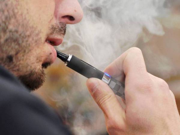 Keputusan kerajaan mengenakan duti eksais ad valorem ke atas semua jenis peranti rokok elektronik dan bukan elektronik termasuk vape akan menjejaskan periuk nasi peniaga yang majoriti terdiri daripada kaum Bumiputera.