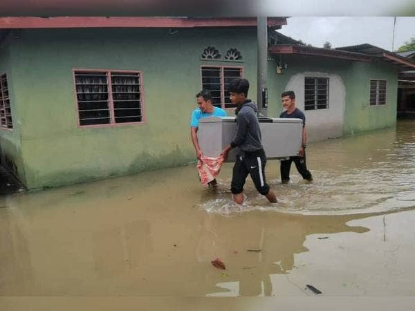 Penduduk Kampung Petaling, Kuala Nerus memindahkan barangan setelah kediaman mereka dinaiki air.