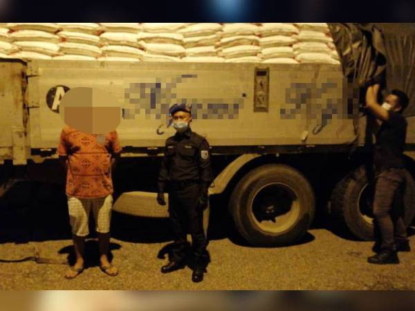 Lori membawa muatan tepung gandum yang digunakan untuk menyeludup minuman keras ke tanah besar Sabah semalam.