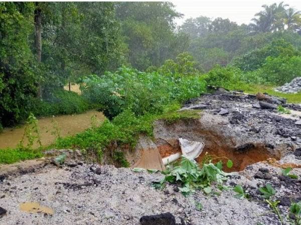 Jalan runtuh akibat hujan berterusan sehingga menyebabkan pembetung di jalan utama Kampung Petaling, Kuala Nerus pecah.
