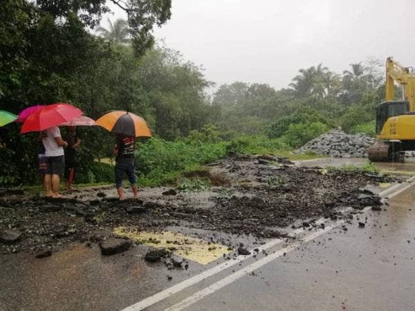 Kerja-kerja menambak jalan di Kampung Petaling, Kuala Nerus giat dijalankan.