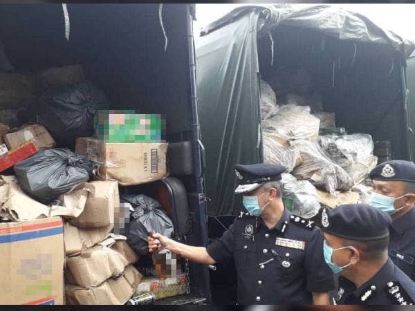 Ayob Khan (kanan) menunjukkan rokok seludup yang dirampas sejak 2018 hingga bulan lalu sebelum dilupuskan pada sidang akhbar di IPK Johor, Johor Bahru hari ini.