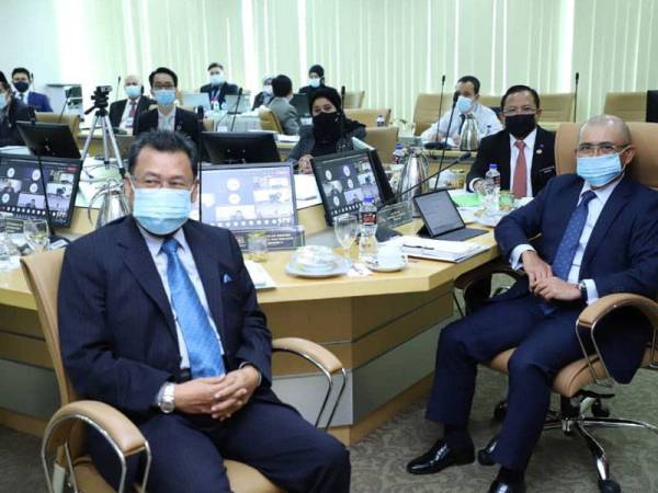 Mesyuarat Menteri Pertanian dan Industri Makanan bersama Exco Pertanian Negeri berlangsung di Bangunan Lembaga Pertubuhan Peladang, Kuala Lumpur semalam.