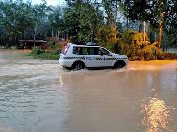 Pihak polis turut membuat rondaan di kawasan yang ditenggelami air.