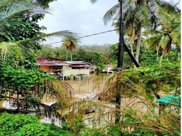 Kawasan rumah penduduk yang dinaiki air. 