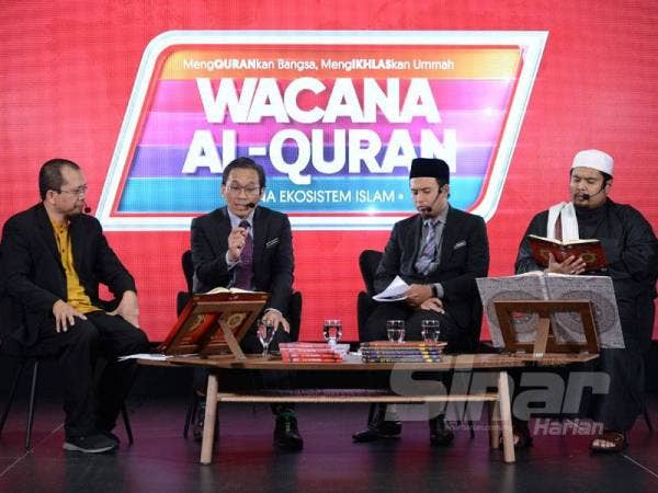 Dari kiri Fazrul, Dr Hishamshah, Ustaz Umar Mukhtar dan Ustaz AhmadTirmizi pada Wacana al-Quran bertajuk Vaksin: Antara Ikhtiar dan Harapan surah an-Nahl ayat 43 yang diadakan di Kumpulan Karangkraf semalam.