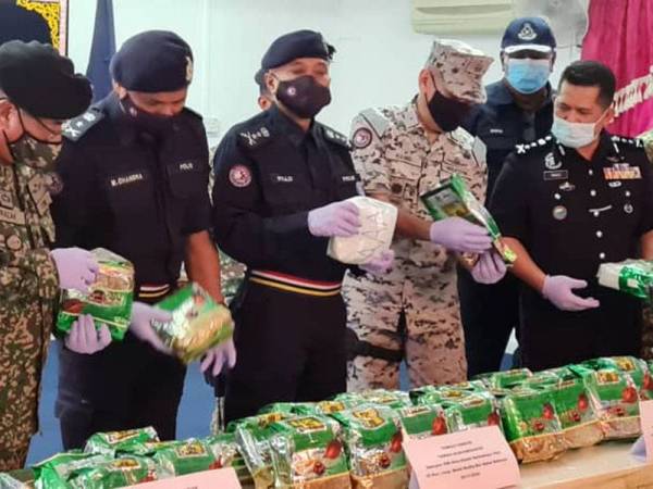 Ahmad Fuad menunjukkan syabu yang dirampas pasukan keselamatan ESSCom dalam sidang akhbar di IPD Tawau.