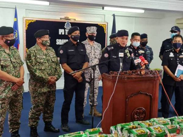 Ahmad Fuad menunjukkan syabu yang dirampas pasukan keselamatan ESSCom dalam sidang akhbar di IPD Tawau.