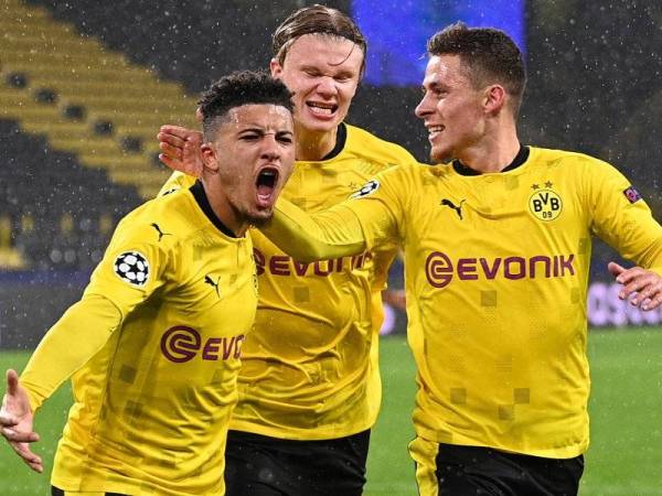 Sancho (kiri) meraikan jaringannya pada perlawanan berkenaan. - Foto goal.com