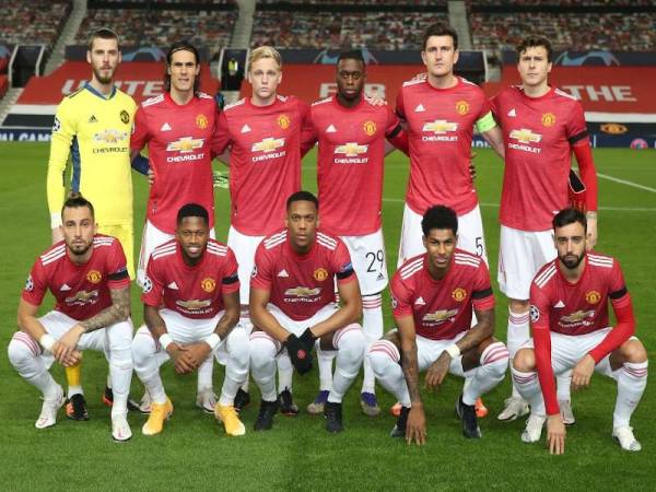 Cavani (berdiri dua dari kiri) dan Van de Beek (berdiri, tiga dari kiri) bersama kesebelasan United pada perlawanan berkenaan. - Foto gettyimages