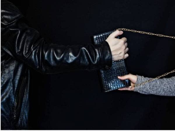 Seorang wanita cuba disamun seorang lelaki semasa berada dalam tandas sebuah stesen minyak di Lebuh Cemerlang, Johor Bahru kelmarin. Gambar hiasan 123RF