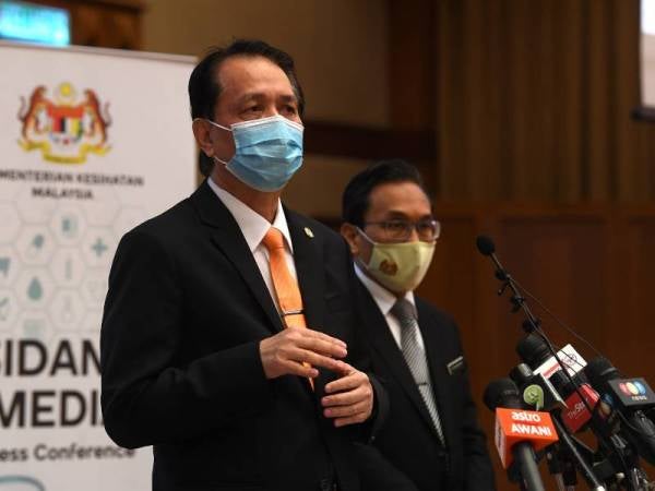 Dr Noor Hisham (kiri) bercakap pada sidang media harian berkaitan jangkitan Covid-19 di Kementerian Kesihatan hari ini. - Foto Bernama