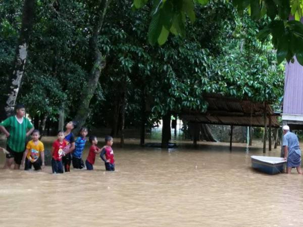 Kediaman di Kampung Tadok, Hulu Terengganu mula dinaiki air susulan hujan berterusan sejak beberapa hari lalu.