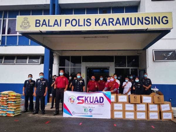 Habibi sebagai wakil menerima sumbangan daripada pihak KPS kepada anggota PVR yang terjejas akibat pandemik Covid-19 dalam majlis di pekarangan Balai Polis Karamunsing, Kota Kinabalu hari ini.