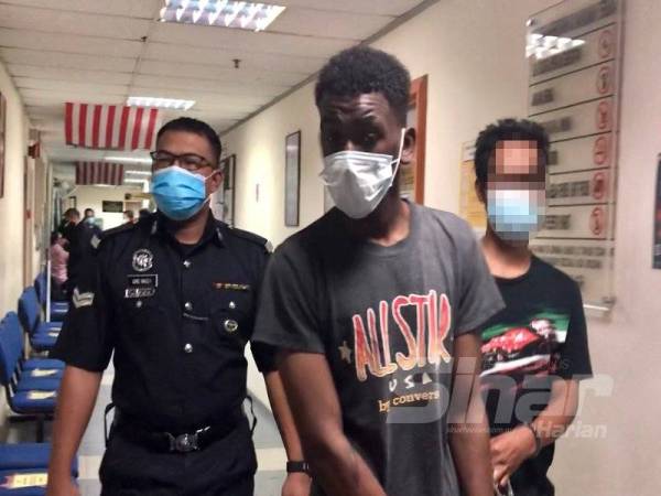 Abdallah Ismail (tengah) dibawa oleh pihak polis ke Mahkamah Majistret Ampang hari ini atas pertuduhan mencederakan sepupunya, hampir dua minggu lalu.