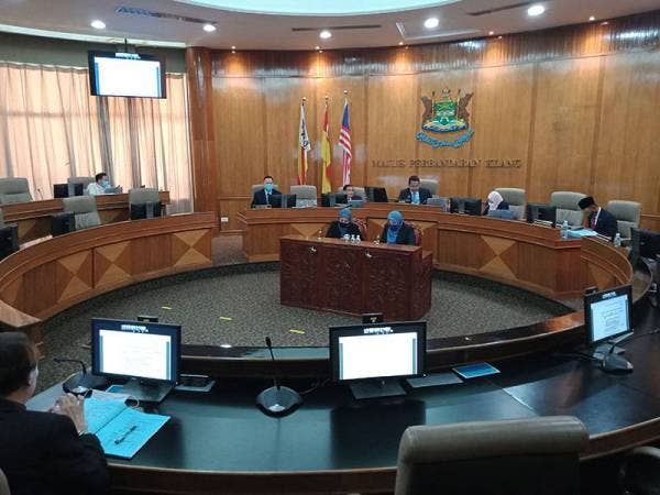 Majlis Mesyuarat Bulanan Penuh Majlis Perbandaran Klang diadakan bertempat di Dewan Mesyuarat Raja Mahadi, Majlis Perbandaran Klang hari ini.