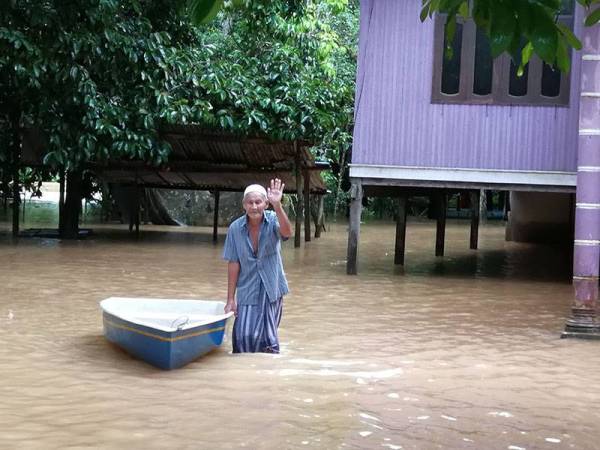 Mat Noor Abu Bakar, 77, dari Kampung Bukit Tadok, Hulu Terengganu mempersiapkan perahu bagi memudahkannya berpindah.