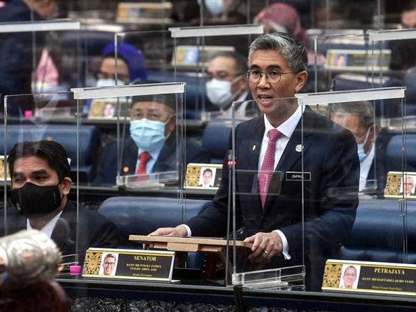 Menteri Kewangan, Tengku Datuk Seri Zafrul Tengku Abdul Aziz kelihatan berucap pada mesyuarat ketiga Penggal Ketiga Parlimen ke-14 di Bangunan Parlimen hari ini.
- Foto Bernama
