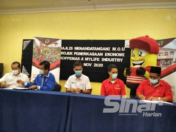 Norazlan (tengah) melihat majlis MoU oleh Khairulanuar (dua dari kiri) dan Muhamad Amirin (dua dari kanan).