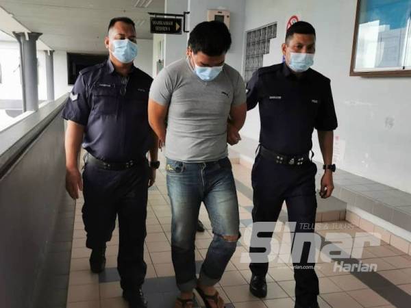 Amirul Hanif (tengah) dibawa ke Mahkamah Sesyen di sini hari ini.