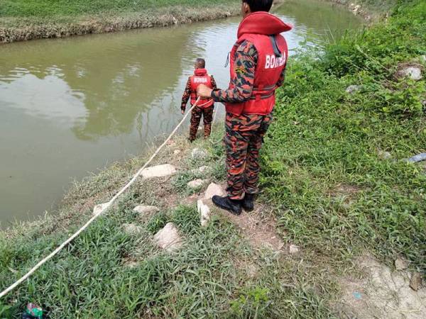 Ibu mangsa setiap hari menunggu perkembangan operasi pencarian anaknya di tebing sungai.