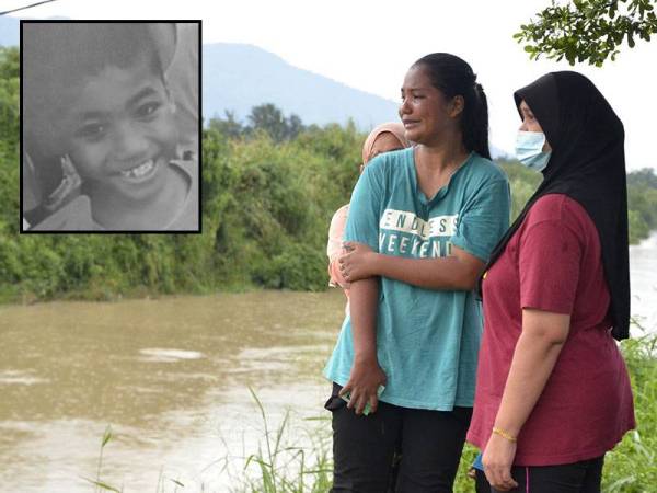 Ibu mangsa setiap hari menunggu perkembangan operasi pencarian anaknya di tebing sungai.