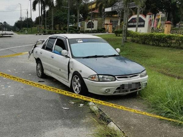 Kereta Proton Wira yang dipandu suspek ditahan polis di hadapan Politeknik Sultan Azlan Shah, Behrang semalam. Foto: ihsan pembaca