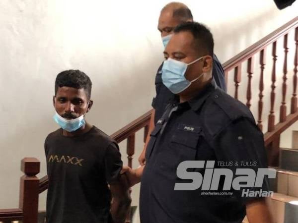 Gunasegaran ketika di bawah keluar dari Mahkamah Sesyen Melaka hari ini.