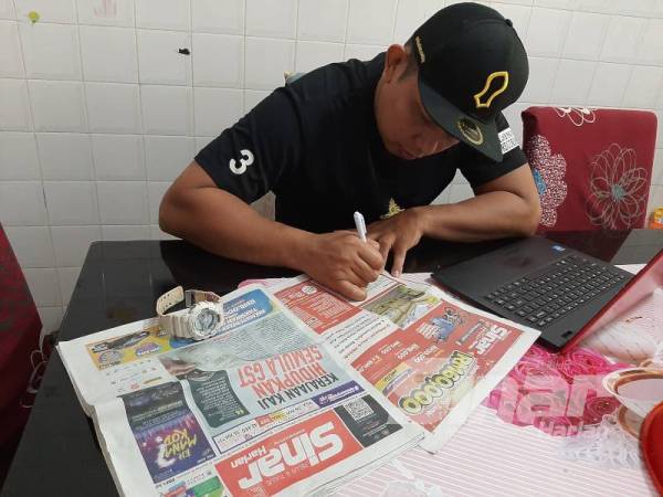 Khair Adnan mengisi borang Peraduan Sinar Harian Di Hatiku.