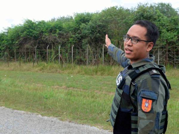 Ketua Platun 5 Insp Muhammad Adlizan Admancur menunjukkan tempat kejadian seorang anggota PGA ditembak ketika membuat rondaan di Sempadan Malaysia-Thailand di Bukit Kayu Hitam hari ini. - Foto Bernama