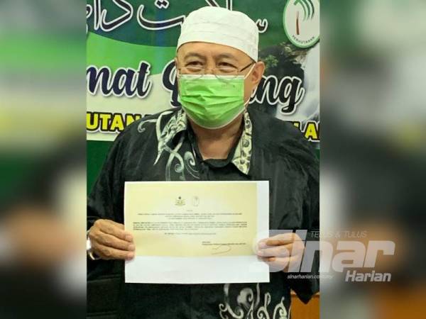 Abdul Khalim menunjukkan notis yang telah dikeluarkan pihaknya bagi menghentikan aktiviti pendakian.