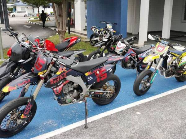 Polis menyita lapan buah motosikal untuk tindakan lanjut.