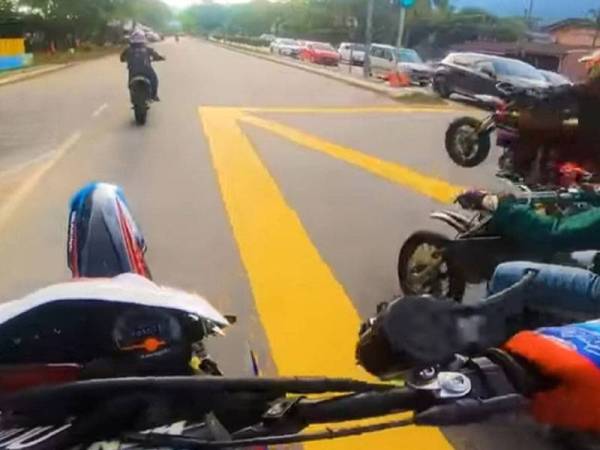 Antara aksi berbahaya yang dilakukan penunggang motosikal terbabit dan dirakam menerusi satu video baru-baru ini.